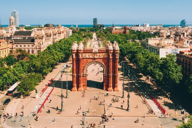 Luftaufnahme des Arc de Triomf mit der Promenade Passeig de Lluís Companys in Barcelona, Spanien