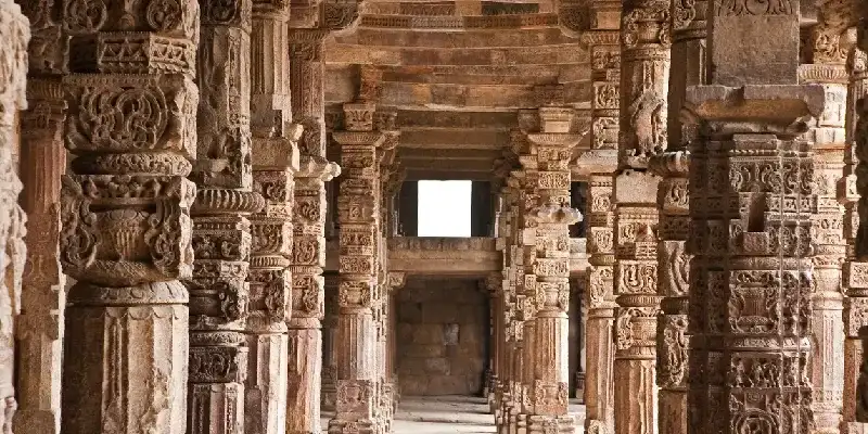 columnata-en-el-templo-de-qutab-minar-nueva-delhi-india