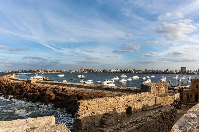 Vista del perfil urbano de Alejandría desde la Ciudadela de Qaitbay.