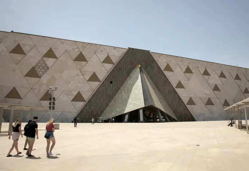 Façade du Grand Musée égyptien près du plateau de Gizeh au Caire