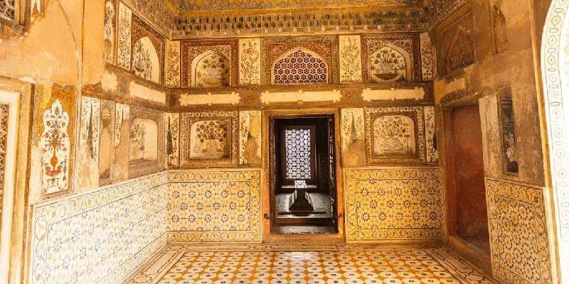 La tumba de Itimad-ud-Daulah es un mausoleo mogol ubicado en la ciudad de Agra