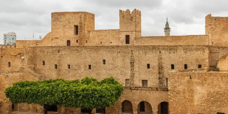 Patios interiores y murallas del Ribat de Monastir en panorama bajo cielos nublados