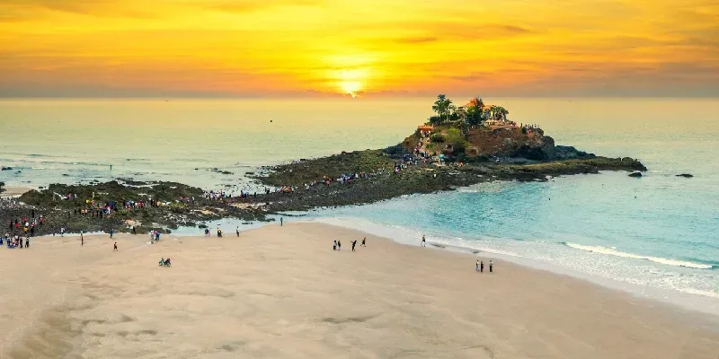 Vista del amanecer en el templo Hon Ba en Vung Tau, Vietnam.