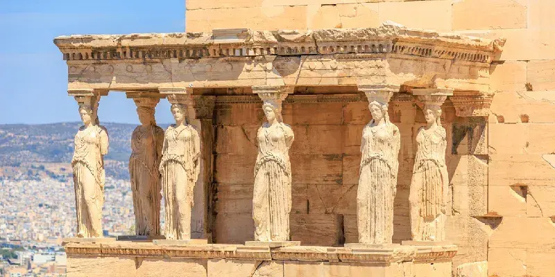 un-grupo-de-estatuas-se-exhibe-en-un-edificio-del-acropolis-de-atenas