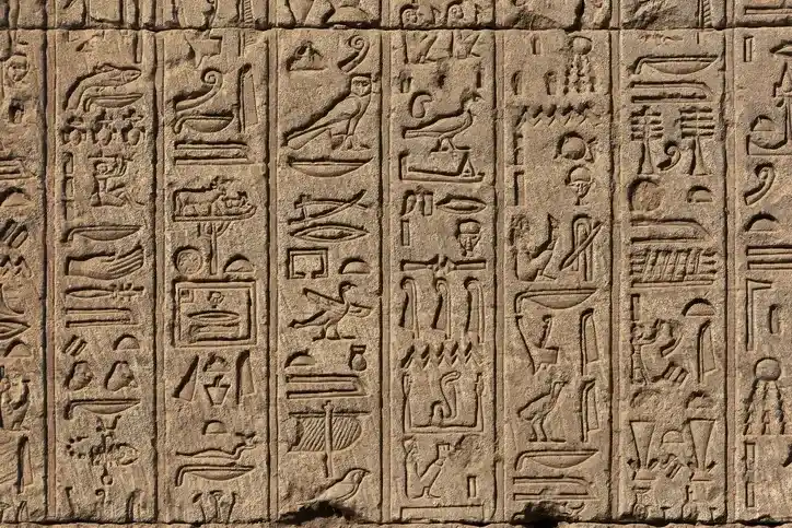 Grabados jeroglíficos en un antiguo templo egipcio