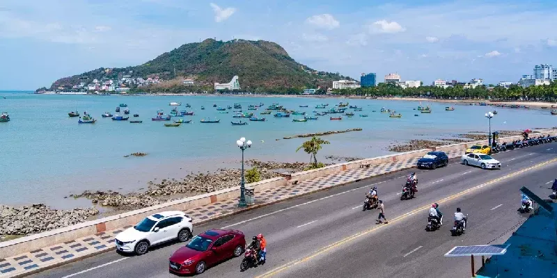 Mañana en Vung Tau vista desde arriba, con las olas del mar más hermosas, la costa, las calles, los edificios, las palmeras y la montaña Tao Phung en Vietnam.