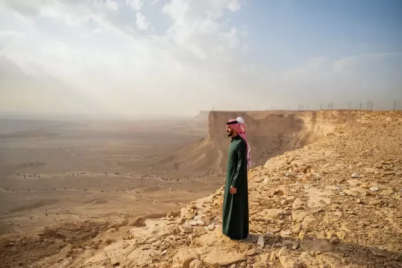 Hombre contemplativo en Edge of the World, Arabia Saudita.