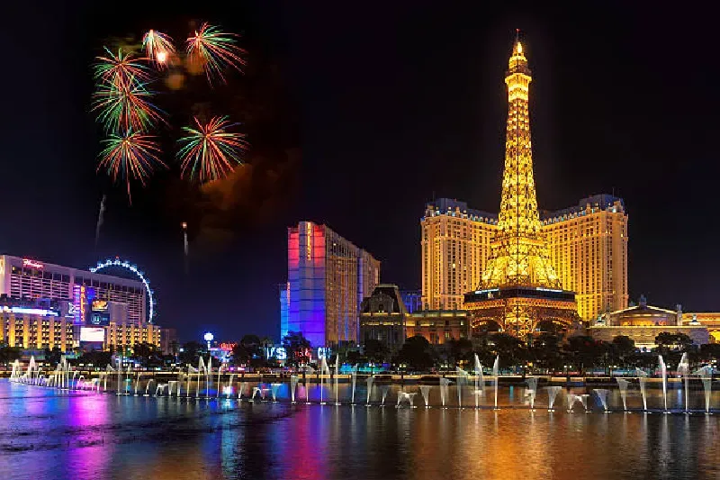 Spektakuläres Feuerwerk über den Bellagio Fountains in Las Vegas, begleitet von tanzenden Wasserfontänen, bunten Lichtern und der hell erleuchteten Las Vegas Strip Skyline bei Nacht.