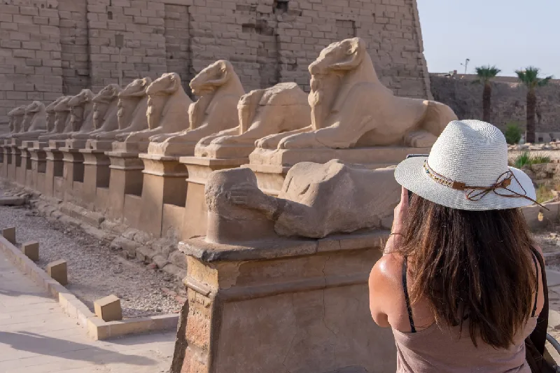 la avenida de las esfinges a la entrada del templo de Karnak