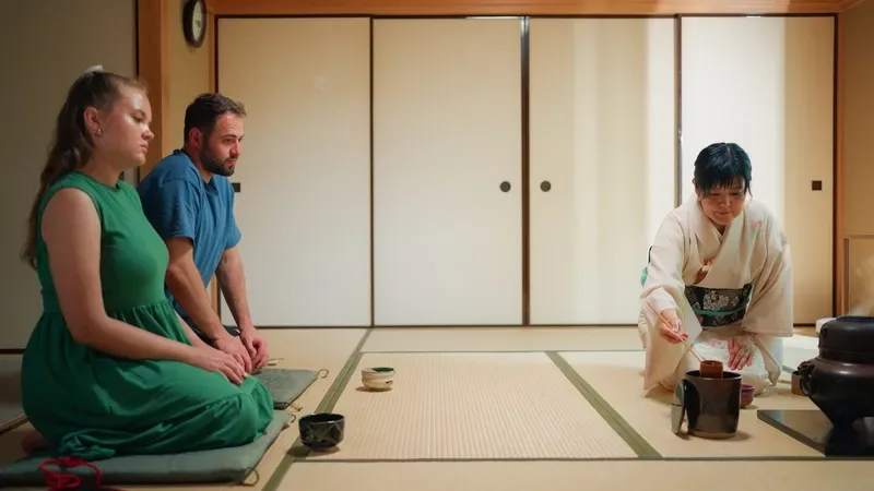 turistas-participando-de-cerimonia-do-cha-tradicional-japonesa-em-quimono