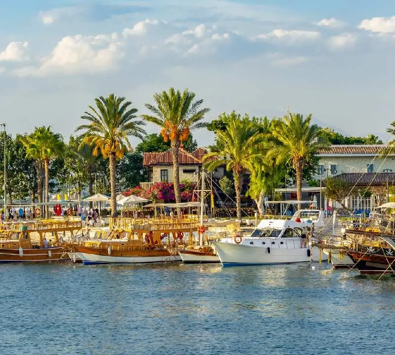Navios e barcos no porto de Side, Turquia