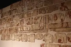 Relief égyptien montrant Akhenaton rendant hommage au dieu solaire Aton