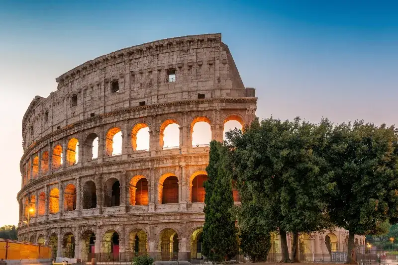 Berühmtes Kolosseum bei Sonnenaufgang in Rom, Italien