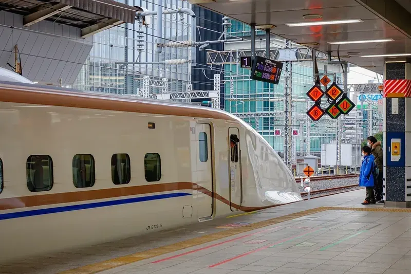  trem-bala-shinkansen-parado-na-plataforma-da-estacao-de-trem