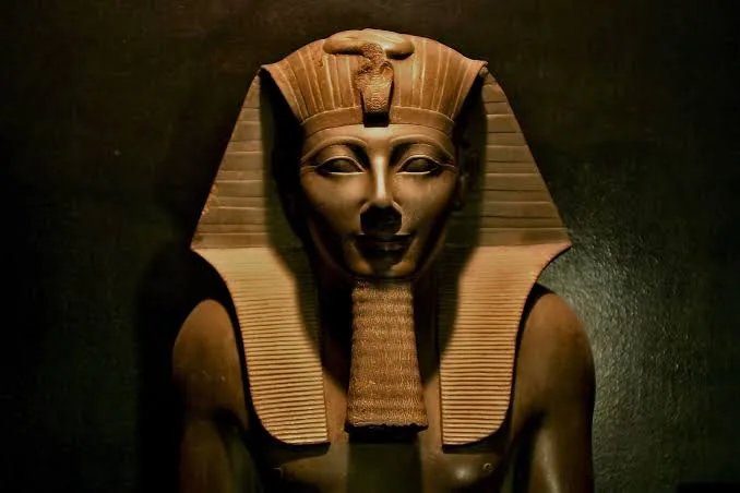 Statue de pharaon exposée à Louxor, à l'image de Thoutmôsis III