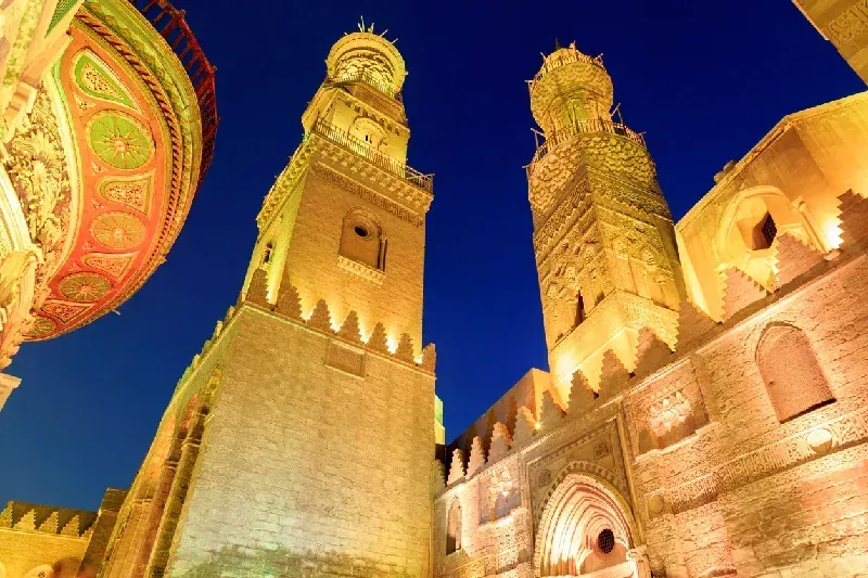 Historischer Qalawun-Komplex in der Al-Muizz-Straße in Alt-Kairo mit islamischer Architektur