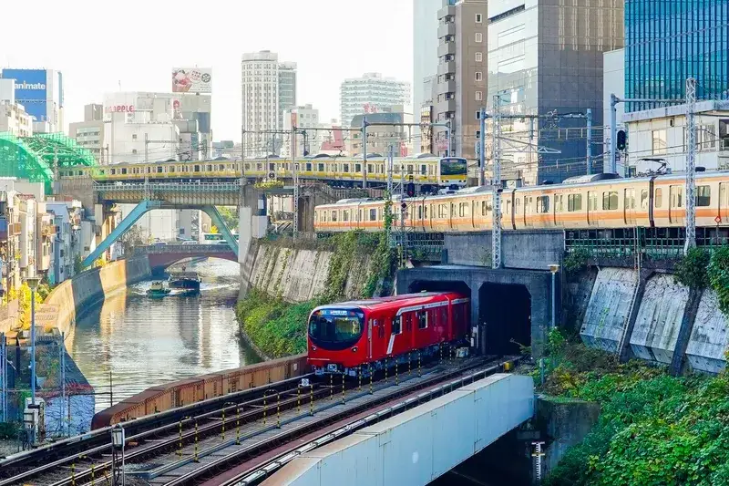 metro-e-trens-coloridos-cruzando-pontes-e-tuneis-urbanos-em-toquio