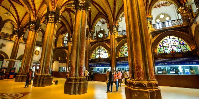 Interior de la Chhatrapati Shivaji Terminus (anteriormente Victoria Terminus), una estación de tren histórica y Patrimonio de la Humanidad por la UNESCO en Mumbai, Maharashtra, India.