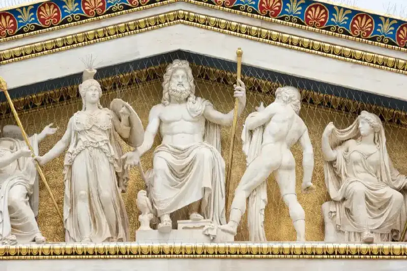 estatuas-de-antiguos-dioses-griegos-en-la-academia-de-atenas