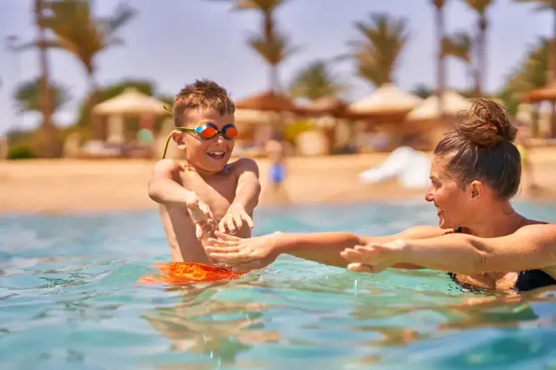 Una famiglia si rilassa durante una vacanza al mare in un resort a Hurghada, in Egitto.