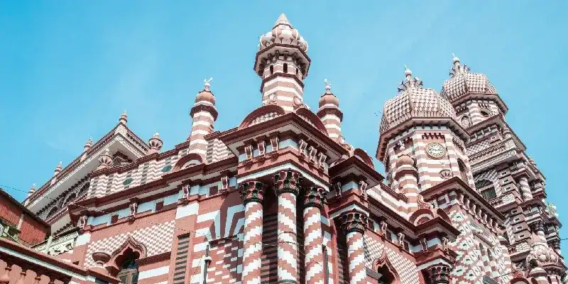 Hermosa arquitectura de la Mezquita Jami Ul-Alfar, o Mezquita Roja, una de las mezquitas históricas más icónicas y populares de Colombo, Sri Lanka.