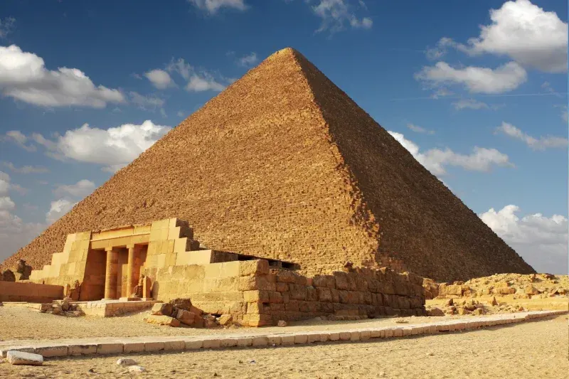 Die Cheops-Pyramide in Gizeh, Ägypten, das größte der drei Pyramiden von Gizeh.