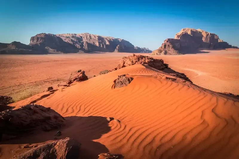 Roter Sand in der Wüste Wadi Rum in Jordanien
