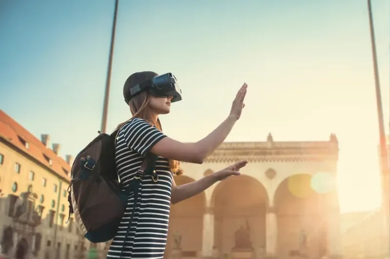 Junge Touristin mit VR-Brille beim Erleben von virtuellem Tourismus.