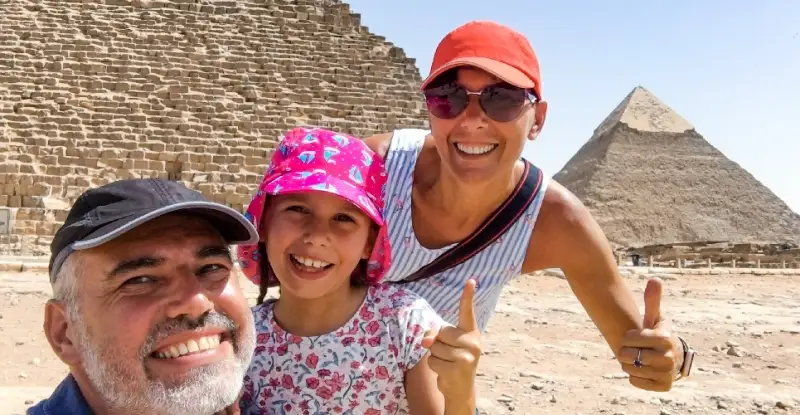 Familia disfrutando de la visita a las pirámides de Giza.