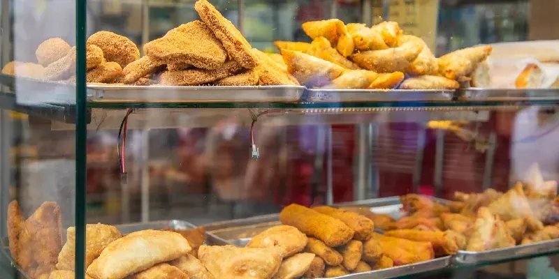 Diversas opciones de comida callejera en la capital de Sri Lanka. Calles concurridas del Mercado de Pettah.