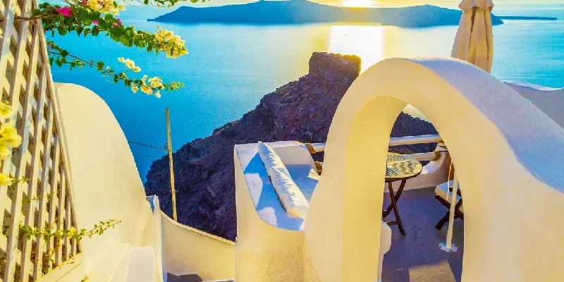 terrazas-de-hoteles-de-lujo-al-borde-del-acantilado-de-la-caldera-con-hermosas-vistas-al-mar-en-imerovigli-santorini