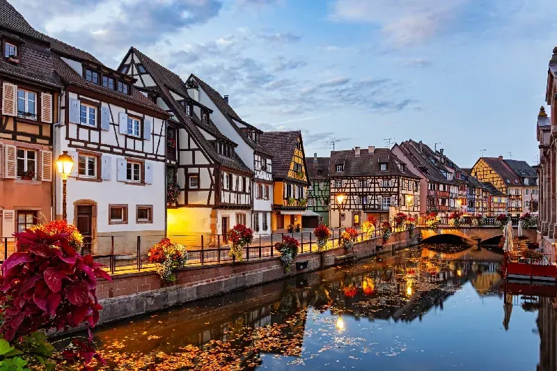 Morgenansicht des Stadtviertels Klein-Venedig in Colmar, Frankreich