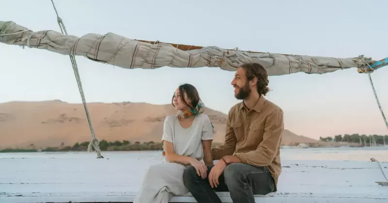 Casal aproveita o rio Nilo