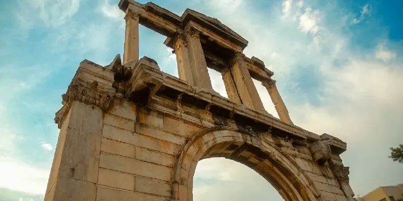 arco-de-adriano-en-atenas-bajo-un-cielo-despejado