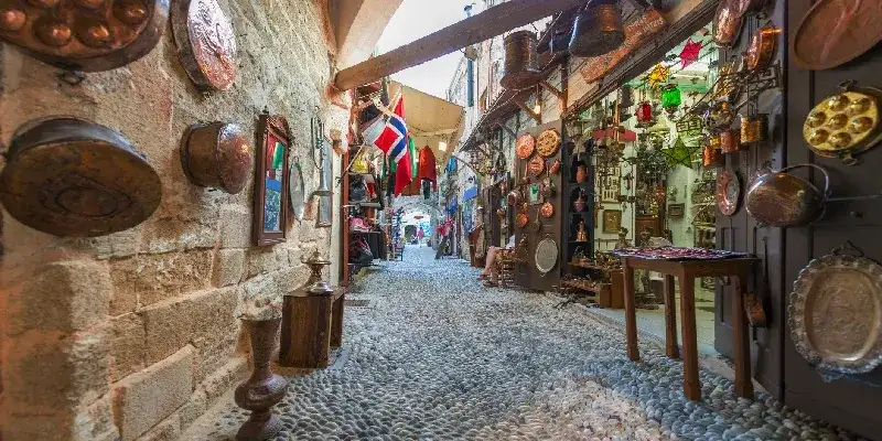Calle típica del casco antiguo de Rodas, Grecia.