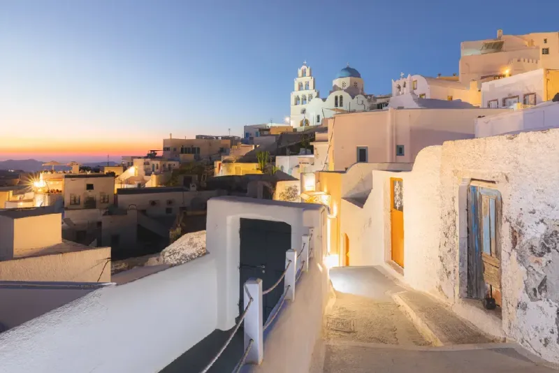pueblo-de-pyrgos-en-la-isla-de-santorini-grecia-durante-la-hora-azul