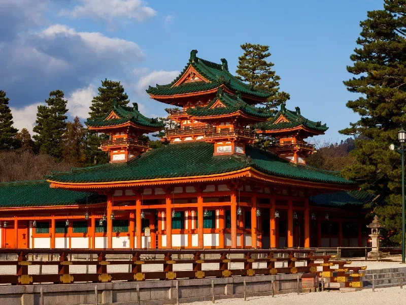 Santuario Heian (Heian Jingū): Historia, Jardines y Consejos