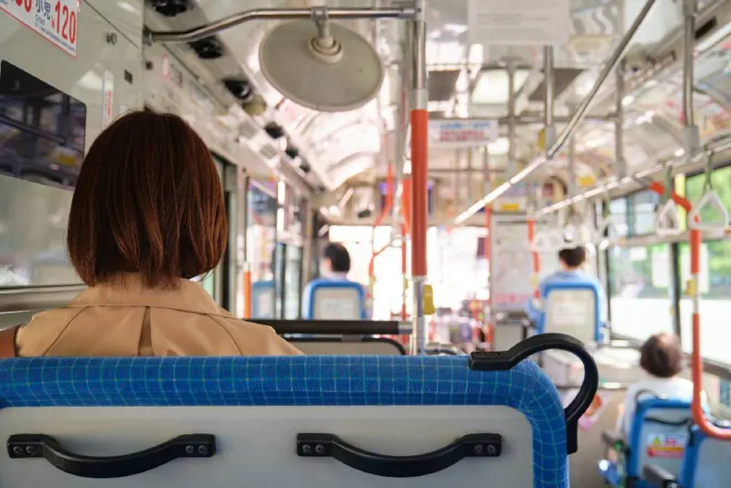 Una signora su un autobus in Giappone