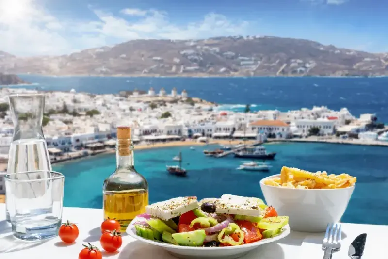 comida-griega-ensalada-queso-feta-aceite-oliva-vistas-isla-mykonos