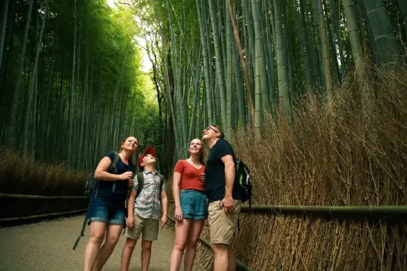 Una familia australiana está explorando ARASHIYAMA en Kioto, Japón