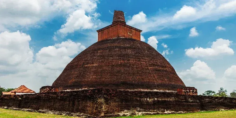 Dagoba de la estupa Jetavanaramaya en las ruinas de Jetavana, Anuradhapura, ciudad sagrada patrimonio mundial de Sri Lanka.