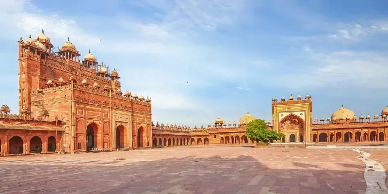 Patio de Fatehpur Sikri, Agra, con vista a la gigantesca puerta de arenisca roja conocida como Buland Darwaza.