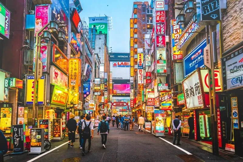 rua-movimentada-com-letreiros-de-neon-coloridos-em-tóquio