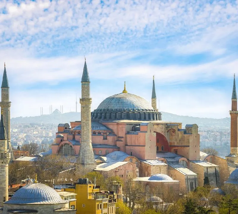 Nuvens sobre a mesquita Hagia Sophia em Istambul, Turquia
