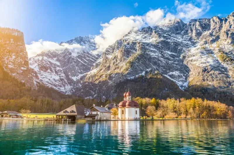 Königssee mit der Wallfahrtskirche St. Bartholomä im Herbst in Bayern
