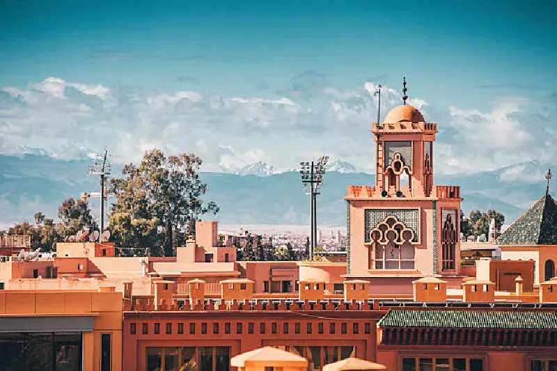 Traditionelle marokkanische Architektur in Marrakesch mit Atlasgebirge