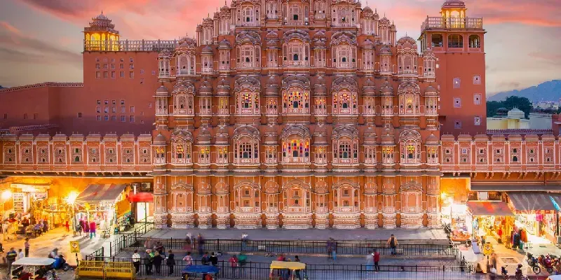 Vista impresionante del Hawa Mahal al atardecer
