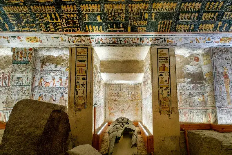 Bemalter Sarkophag und kunstvoll dekorierte Grabkammer im Grab von Ramses V. und VI. im Tal der Könige am Westufer von Luxor, Ägypten