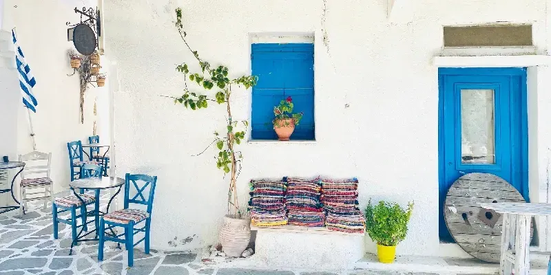 Acogedora cafetería tradicional en la isla de Naxos, Cícladas, Grecia