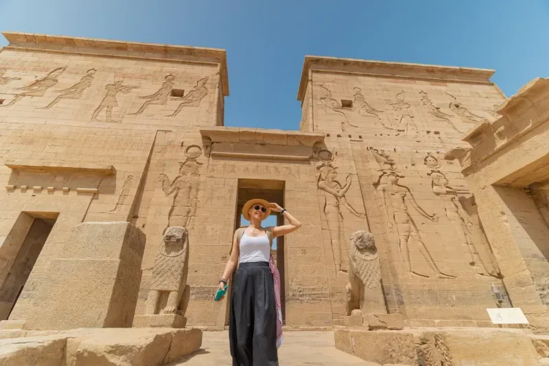 Mujer caminando en el Templo de Philae
